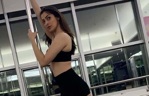 அந்த நடனத்தை கற்கும் ராய் லக்‌ஷ்மி.. பிகினி உடையில் இன்ஸ்டாவில் அப்படியொரு போஸ்.. வேற லெவல் வைரல்!