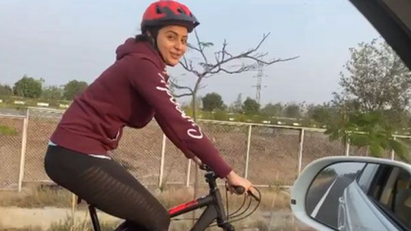 ஃபிட்னஸ் முக்கியம் வாத்தியாரே.. 12 கி.மீ சைக்கிள் மிதித்து ஷூட்டிங்கிற்கு சென்ற பிரபல நடிகை!