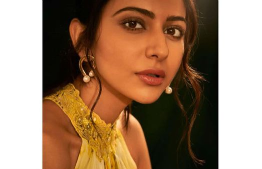 பிரபல ஹீரோவுடன் மீண்டும் ஒரு இந்தி படத்தில் ஒப்பந்தமான தமிழ் நடிகை.. மிரட்டும் காமெடி படமாமே!