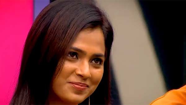 ஆரி பேசும்போது குறுக்கே பேசிய ரம்யா.. இதுக்குத்தான் இதை கொடுக்கிறேன் என சொன்ன ஆரி.. செம கிளாஷ்!