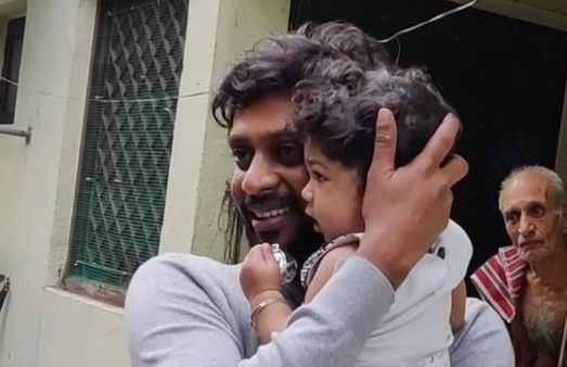 ரியோ முகத்தில் ரியல் ஹேப்பி.. வீட்டுக்குப் போன உடனே ரிதி பாப்பாவை எப்படி தூக்கி கொஞ்சுறாரு பாருங்க!