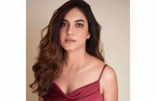 தங்கச்சிலை போல ஜொலிக்கும் துல்கர் சல்மான் பட நடிகை!