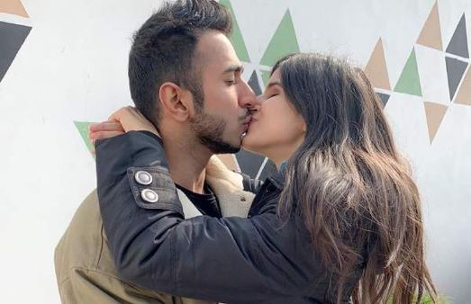 ரெட் ஒயினா, அவரா..? காதலருக்கு பிரபல நடிகை லிப் லாக் முத்தம்.. வைரலாகும் போட்டோ!