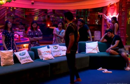 இது பிக்பாஸ் ஷோவா? மிருகக்காட்சி ஷோவா? சைக்கோ பாலாவை வெளியேற்றுங்கள்.. கொதிக்கும் நெட்டிசன்ஸ்!