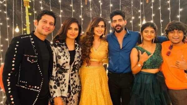 ஷிவானி எங்கே காணோம்.. ஜோடி ஜோடியா நிற்கும் பிக் பாஸ் பிரபலங்கள்.. வைரலாகும் கொண்டாட்ட போட்டோ!