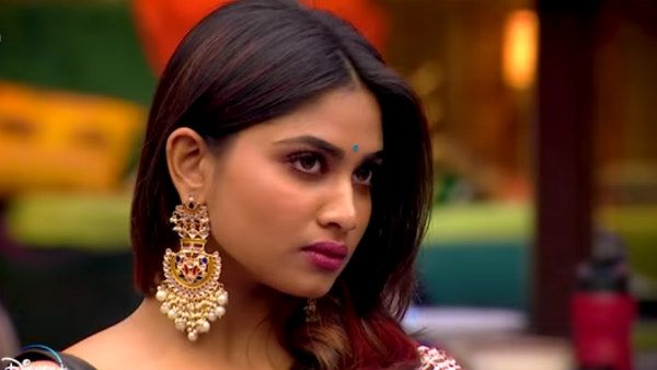 காலம் போன கடைசியில வின் பண்ணி என்ன யூஸ்.. வெளியே அனுப்பிட்டாங்க.. ஷிவானிக்காக பீலாகும் ஃபேன்ஸ்!