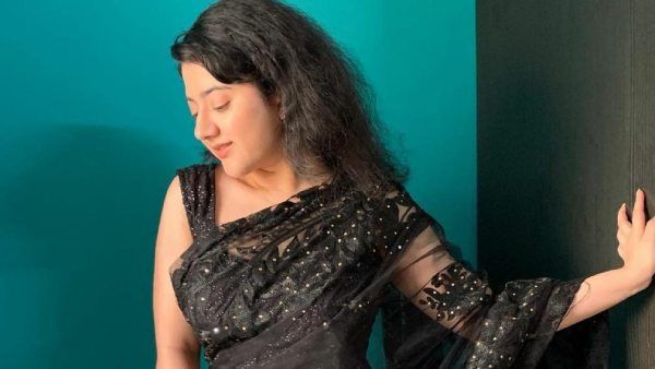 சேலையில் தொப்புள் தெரிய கும்தாவா போஸ்.. சூர்யாவின் ரீல் மகளின் அடாவடி!