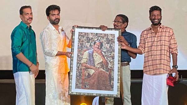 ஆரம்பமானது ஈஸ்வரன் ஆடியோ லாஞ்ச்.. ரசிகர்கள் சூழ.. வேட்டி சட்டையில் மாஸ் என்ட்ரி கொடுத்த சிம்பு!