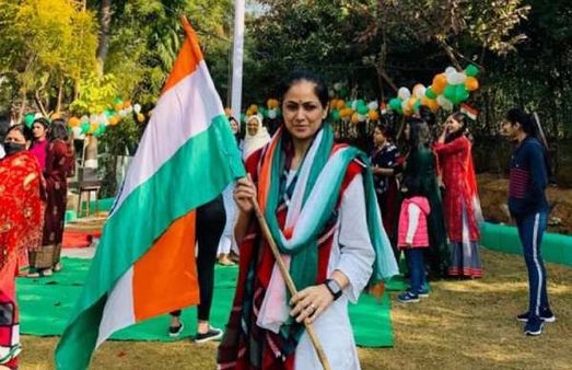 கையில் தேசிய கொடியுடன் சிம்ரன்.. 72வது குடியரசு தினத்துக்கு வாழ்த்து சொன்ன சினிமா பிரபலங்கள்!