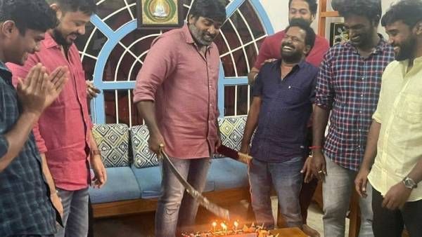 வாளால் கேக் வெட்டிய விஜய் சேதுபதி.. வைரலாகும் போட்டோ.. சரமாரி கேள்வி கேட்கும் நெட்டிசன்ஸ்!