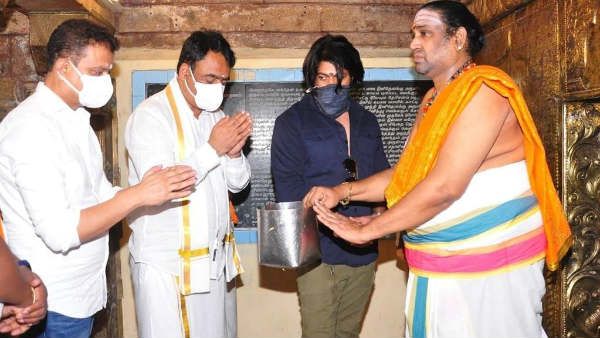 வேகமாக பரவும் ராக்கிங் ஸ்டார் ஸ்டில்.. திருநள்ளாறு சனீஸ்வரன் கோயிலில் வழிபட்ட 'கே.ஜி.எஃப்' ஹீரோ யஷ்!