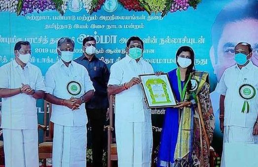 கலைமாமணி விருது வாங்கிய ஐஸ்வர்யா ராஜேஷ்… கேக் வெட்டி மகிழ்ச்சியை பகிர்ந்த படக்குழு!