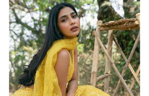 நடுக்காட்டில் போட்டோ ஷூட் நடத்திய தனுஷ் பட நடிகை!