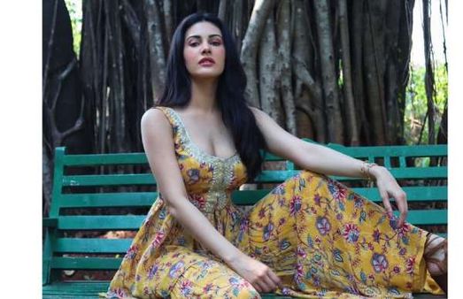 ஏன் இவ்வளவு மேக்கப்? ஆலமரத்தின் அடியில் தனுஷ் பட ஹீரோயின்.. கண்டபடி கலாய்க்கும் பேன்ஸ்!