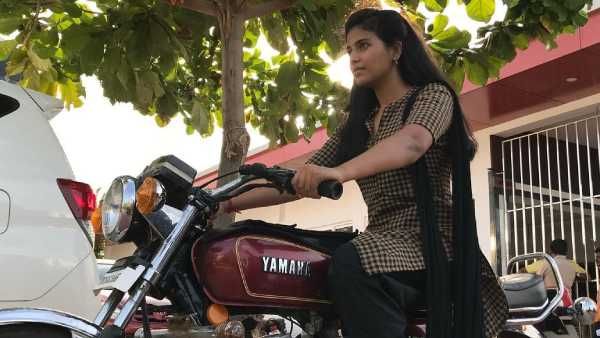 எமகாவை ஓட்டி கெத்துக் காட்டும் அஞ்சலி.. செம ஸ்டைல் போங்க.. ஜொள்ளும் ஃபேன்ஸ்!