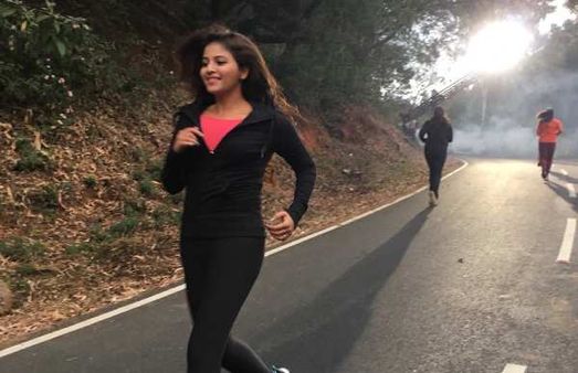 காலையிலேயே மேக்கப் போட்டுக்கிட்டு.. நடுரோட்டில் இப்படி ஓடுறாரே அஞ்சலி.. என்ன விஷயமா இருக்கும்?