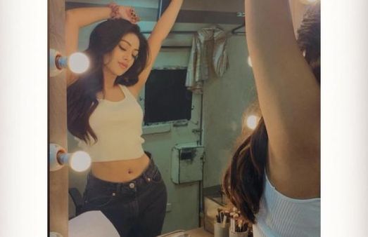 தொப்புளை காட்டி சூடேத்தும் சிவகார்த்திகேயன் பட நடிகை!