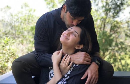 என் கிஃப்ட் எங்கே? நெற்றியில் முத்தம் கொடுத்துவிட்டு சாயிஷாவிடம் இப்படி கேட்கலாமா ஆர்யா?