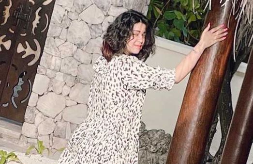 பேண்ட் எல்லாம் இப்போ யார் போடுறா.. இப்ப இதுதான் ஸ்டைல்.. பிரபல நடிகையின் கிளுகிளு போஸ்!