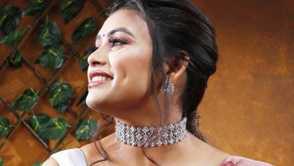 கன்னக்குழியைக் காட்டி.. அழகான ராட்சசி.. படுத்தி எடுக்கும் பரீனா!