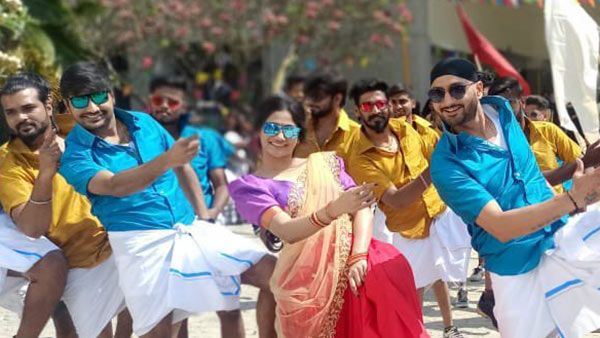 என்னா ஆட்டம்.. பாவாடை தாவணியில் லாஸ்லியா.. வேட்டி சட்டையில் பஜ்ஜி.. திணறடிக்கும் ஃபிரண்ட்ஷிப்!