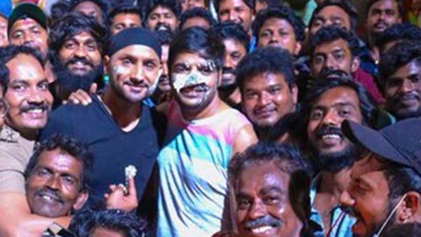 லாஸ்லியாவை லவ் பண்றேன்னு சொன்னீயே மச்சி.. பிரபல நடிகரை கோர்த்துவிட்ட ஹர்பஜன் சிங்!