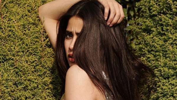 டிரெஸ்ஸை கழட்டி புல்லுக்கு வலிக்காமல் முன்னழகை காட்டும் ஜான்வி கபூர்!