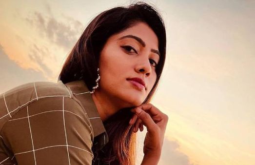 இதயத்தை பறித்ததற்கா.. என் ஜீவன் எடுக்கிறாய்.. செம லவ் மூடில் ஜூலி.. வெறித்தனமான வீடியோ!