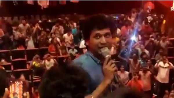 மாஸ்டர் இப்போ எப்படி இருக்கு...ரசிகர்களுடன் படம் பாத்த லோகேஷ் கனகராஜ்