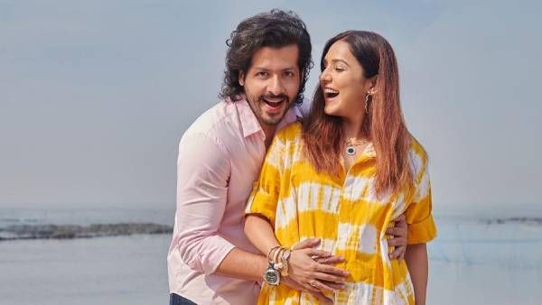 பிரபல பாடகி கர்ப்பம்.. உள்ளே இருக்கும் பாப்பாவுக்கு முத்தம் கொடுக்கும் ஹப்பி.. தெறிக்கும் பிக்ஸ்!