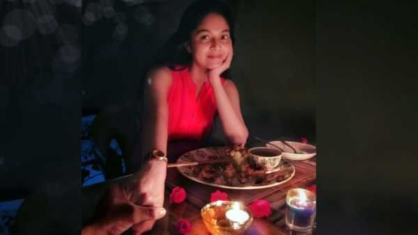 கையை பிடித்திருக்கும் காதலர்.. என் உலகை ஒளிரச் செய்துவிட்டீர்கள்.. மீண்டும் காதலில் விழுந்த சனம்!