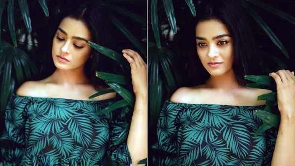 இலைகளுக்கு நடுவே…. வித்தியாசமான உடையில் பிரபல நடிகை !