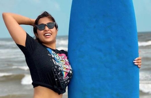 மகாபலிபுரத்துல இது எங்க இருக்கு? பிகினியில் அலைச்சறுக்கு விளையாடப் போன பிரபல நடிகை!