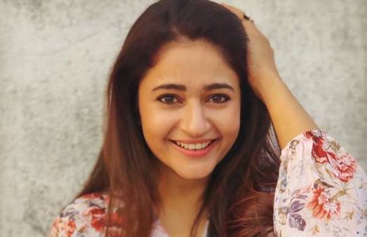 மேக்கப் வேண்டாம்.. சோகமாவே இருக்கீங்களே ஏன்? நடிகை பூனம் பஜ்வாவிடம் கேட்கும் ரசிகர்கள்!