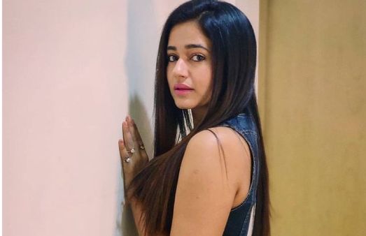 சண்டே ஸ்பெஷல் கொடுத்த பூனம் பஜ்வா.. வாய்பிளந்த ரசிகர்கள்!