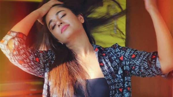 காலையிலேயே இப்படியா.. பட்டனை கழட்டிவிட்டு சில் செய்யும் பூனம் பஜ்வா.. பதறும் நெட்டிசன்ஸ்!