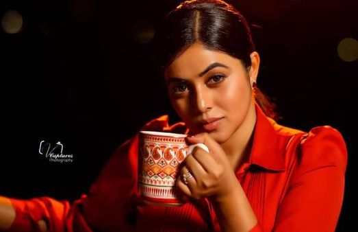 சிகப்பு உடையில் தேவதை போல் மிளிரும் பூர்ணா.. செம்ம கியூட் போட்டோ ஷூட்!...