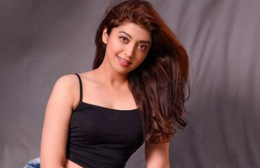 ப்பா… என்ன கவர்ச்சி..எல்லாமே தெரியும்படி ஹாட்டா போஸ் கொடுத்த சூர்யா பட நடிகை!