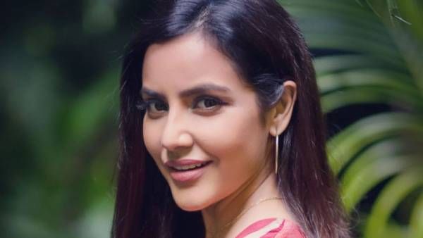 டாஸ்மாக் திறப்பு என்றதும் என் ரியாக்ஷன் இதுதான்.. போட்டோவை ஷேர் செய்து பங்கமாக்கிய பிரியா ஆனந்த்!