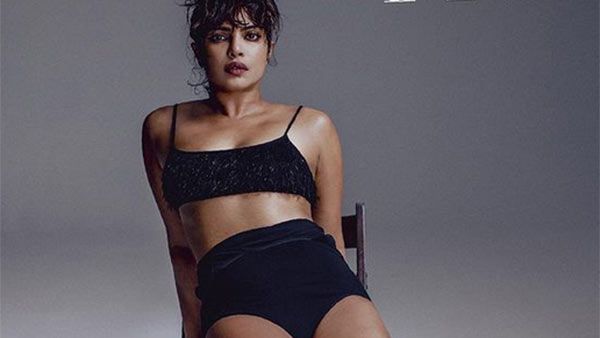 வாவ்.. அட்டைப் படத்திற்காக.. உள்ளாடைகளுடன் உச்சகட்ட கவர்ச்சியில் போஸ் கொடுத்த பிரியங்கா சோப்ரா!