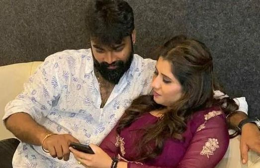 இவர்தான் விஜய் டிவி ஆங்கர் பிரியங்காவோட புருஷனா.. வைரலாகும் போட்டோ!