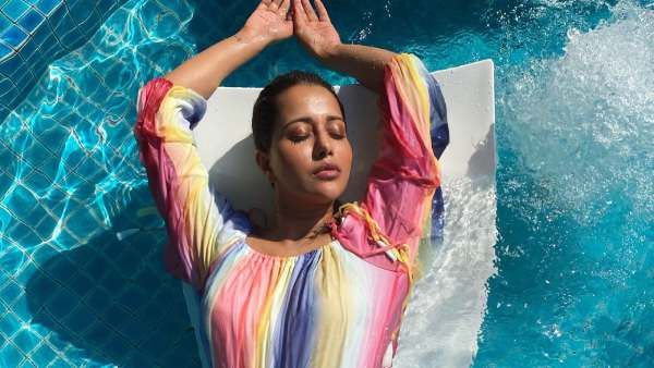 தண்ணிக்குள்ள ரைசா.. ஒரு சைசா.. ரசிகர்களுக்கு இன்ப அவஸ்தை!