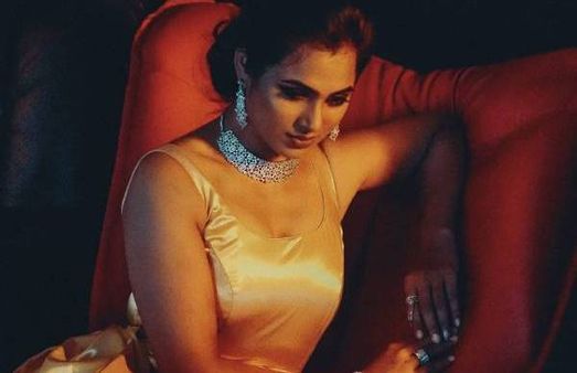 கோல்டு கலர் பிராக்கில் ஜொலிக்கும் ரம்யா பாண்டியன்.. அட்டகாசமான போட்டோ ஷூட்!