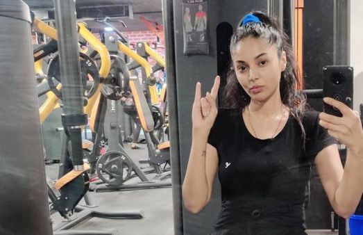 கதம்.. கதம்.. பாபா முத்திரையை காட்டி செம போஸ் கொடுத்த சனம் ஷெட்டி.. ஜொள்ளு விடும் ஃபேன்ஸ்!