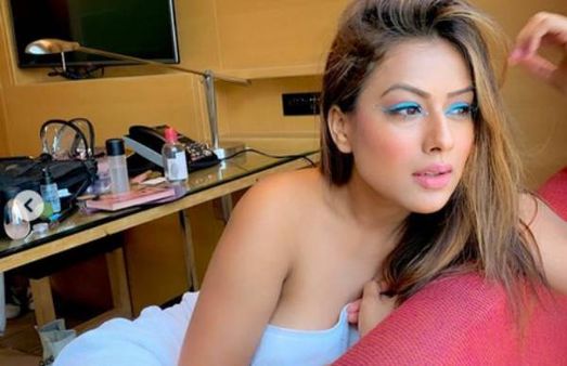 துண்டை கட்ட கூட இல்லை.. வெறும் கையால் பிடித்துக் கொண்டே அப்படி போஸ் கொடுத்த நாகினி நடிகை!