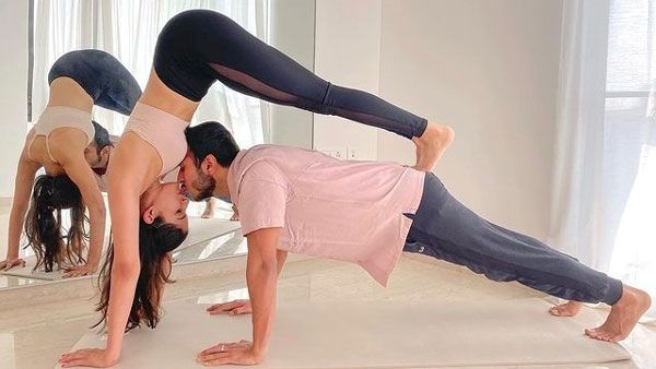 மருத்துவ முத்தம் தெரியும்.. இது என்ன புது வித முத்தமா இருக்கே? காதலர் தின ஸ்பெஷலாம்!