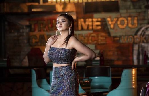 அப்போ அப்படி.. இப்போ இப்படி.. ஸ்ட்ராப்லெஸ் உடையில் கலங்கடிக்கும் ஷாலு ஷம்மு.. டாப் டக்கர்!