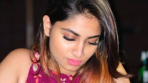 தலைகுனிந்தபடி.. ரசிகர்களை பாடாய்ப் படுத்தி .. பரவசப்படுத்திய ஷிவானி!