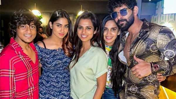 ஒட்டுமொத்த போஷ் கேங்கும் ஒண்ணா இருக்கே.. பாலாவுடன் இருக்கும் போட்டோவை ஷேர் செய்த ஷிவானி!