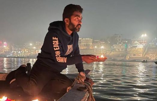 வாரணாசியில் விளக்கேற்றி வேண்டுதலை நிறைவேற்றிய நடிகர் சிம்பு!